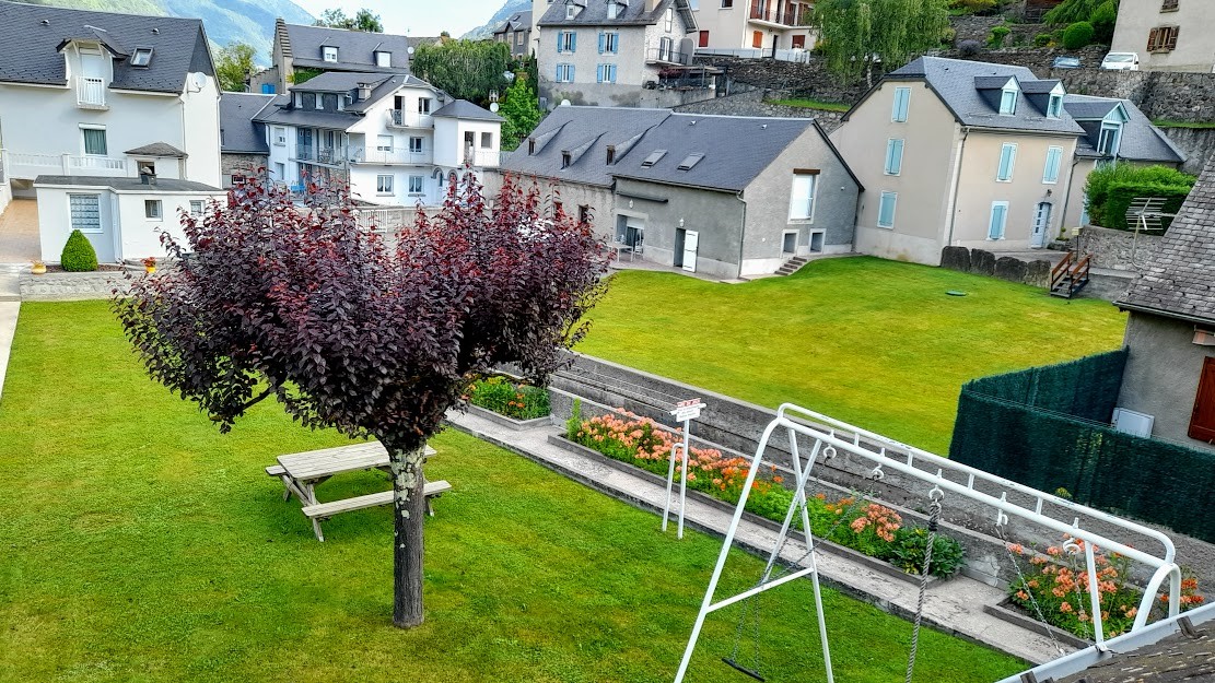 JARDIN  ET JEUX D'ENFANTS / TERRAIN  POUR BALLON