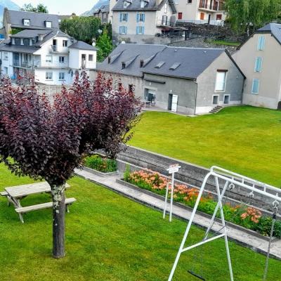 JARDIN  ET JEUX D'ENFANTS / TERRAIN  POUR BALLON