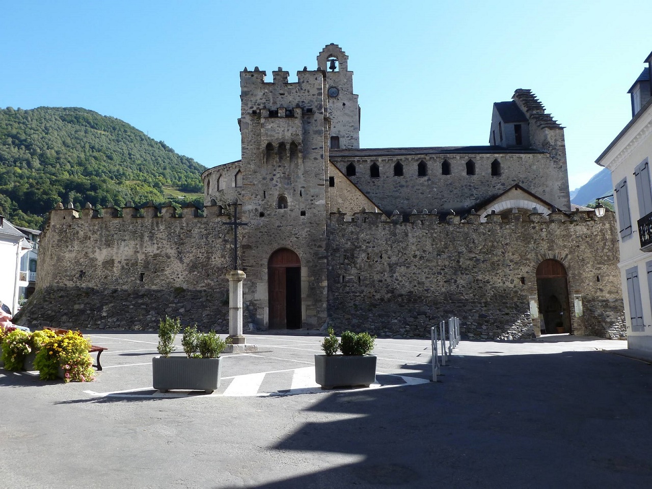 EGLISE DES TEMPLIERS A  LUZ-ST-SAUVEUR