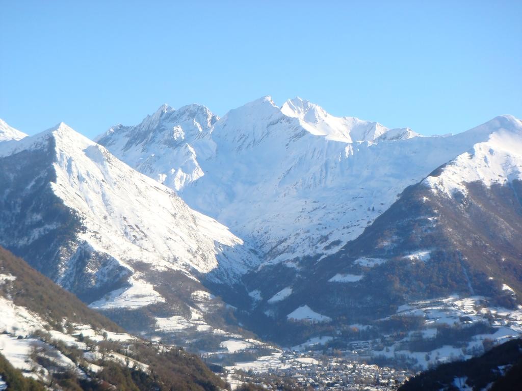 village LUZ ST SAUVEUR et PIC  BERGONS  en hiver 